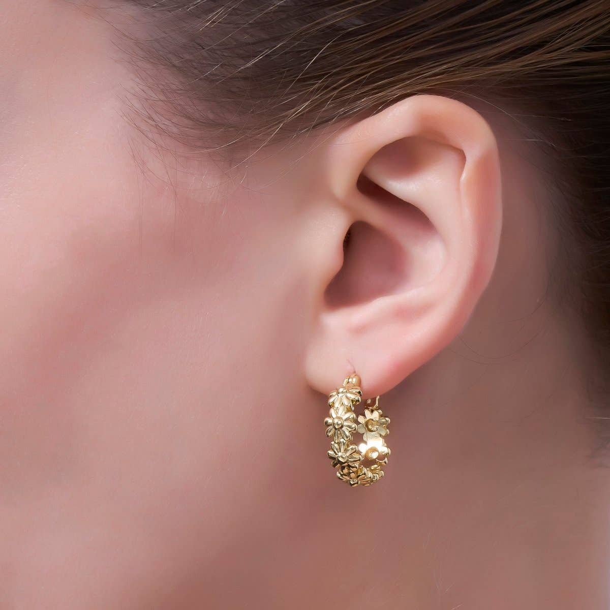 24K Gold Filled 20mm Daisy Flower Latch Hoop Earrings | V533