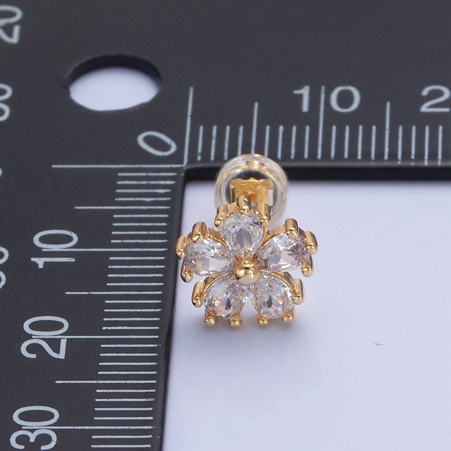 Gold Daisy Floral Stud Earring T463
